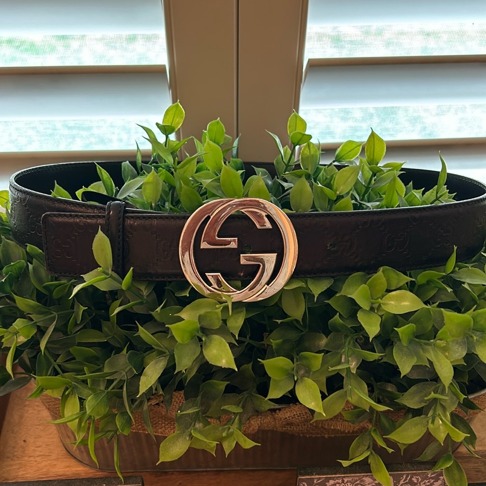 GUCCI size 85 belt with silver buckle.